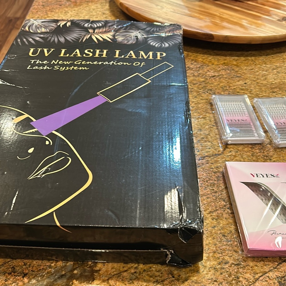 UV Lash Lamp -The New Generation of Lash System and 
Veyes Inc lashes. NIB